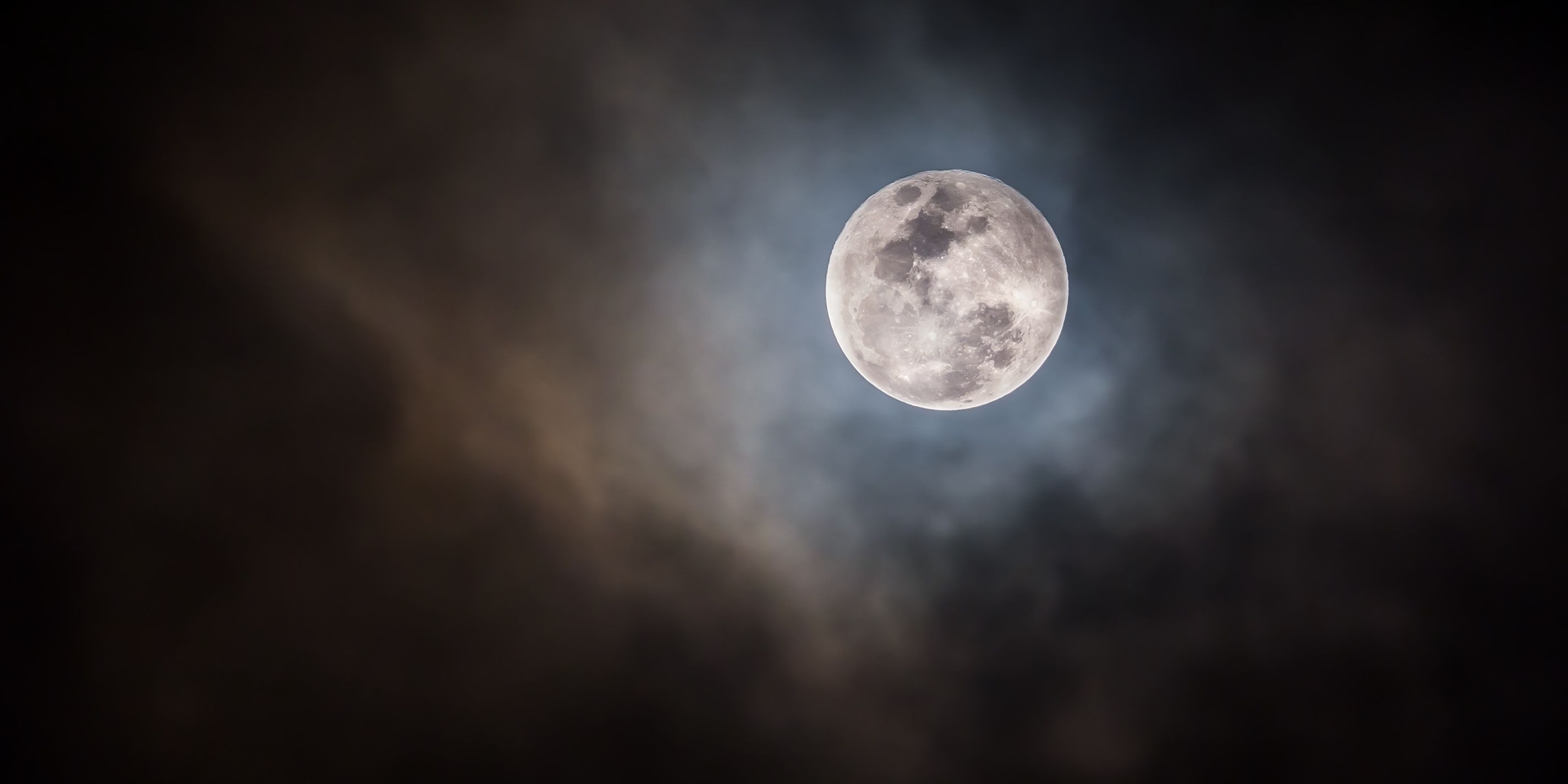 Pleine lune : pourquoi elle nous fait “disjoncter” ?